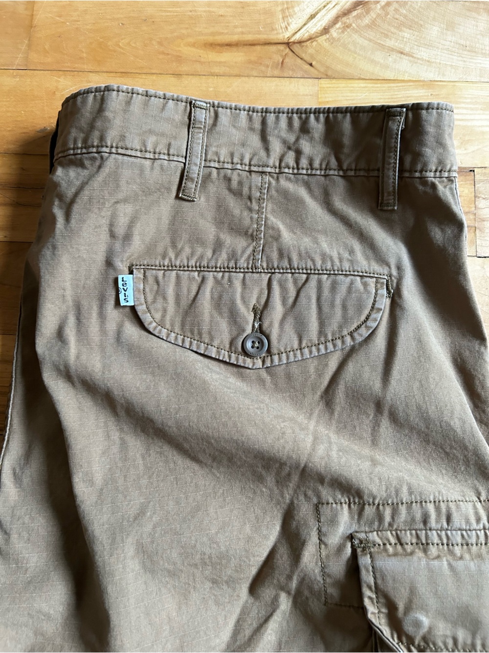 Levi's Brown Cargo Shorts with Multiple Pockets - Picture 3 of 4